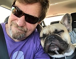 Carsten Dau with French bulldog